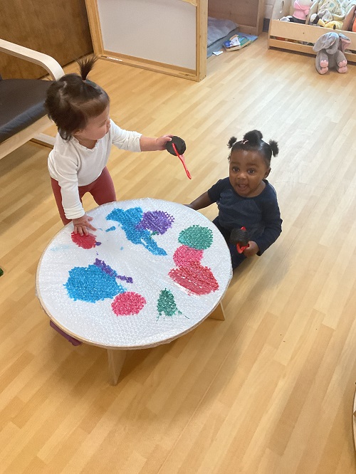 2 children painting